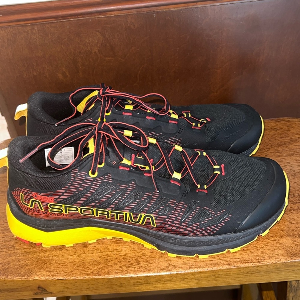LA SOPORTIVA  Women’s tennis shoes. Size: 10       Color: black & yellow